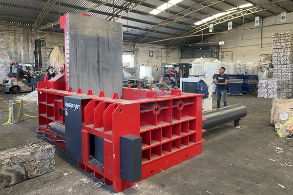 北美洲某回收行業定制廢金屬壓塊機案例