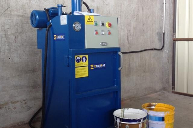 濟寧某化工公司定制油漆桶打包機案例