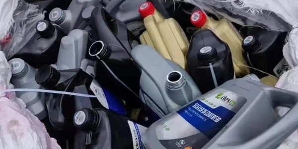 廢機(jī)油壺回收處理風(fēng)險大？廢機(jī)油壺破碎清洗線解決危廢殘留難題