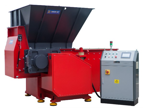 昆明某乳業(yè)公司定制塑料撕碎機案例