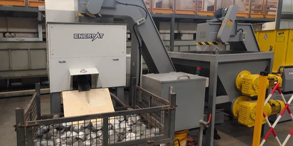 你還在為鐵屑堆積犯愁嗎？快速出料式鐵屑壓餅機來解決