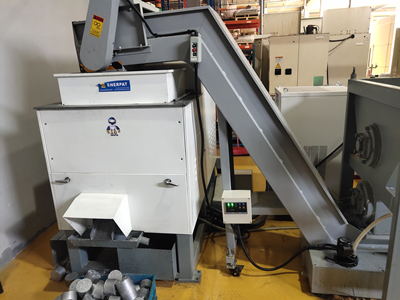 福州某鋁業(yè)公司定制鋁屑壓餅機案例